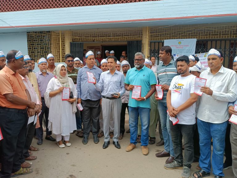 তরী’র উদ্যোগে  ডেঙ্গু প্রতিরোধে সচেতনতামূলক লিফলেট বিতরণ