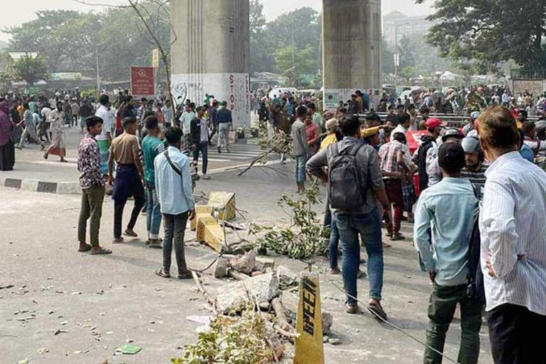 আগারগাঁওয়ে ব্যাটারি রিকশাচালকদের সড়ক অবরোধ